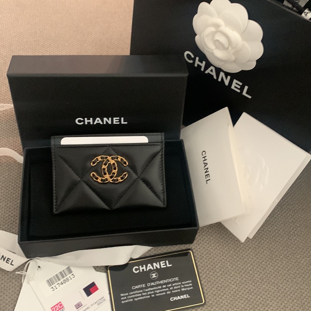 NWT AUTHENTIC Chanel 19 Black Card Holder